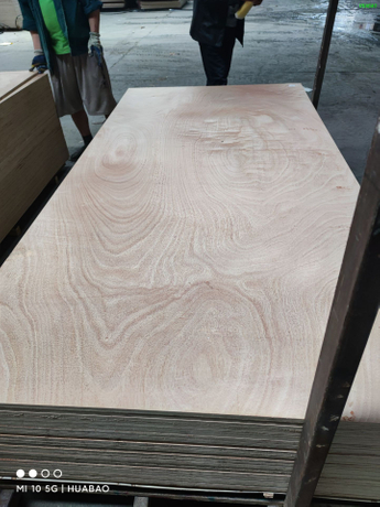 1220X2440MM Okouman Plywood Poplar Core E1 Glue 